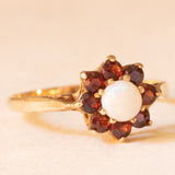 Anello a fiore vintage in oro giallo 9K con opale (0.30ct ca.) e granati (0.50ctw ca.), anno 1982