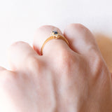 Anello a margherita vintage in oro giallo 18K con zaffiro (0.17ct ca.) e diamanti di taglio brillante (0.04ctw ca.), anni ‘70/‘80