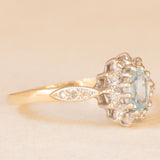 Anello a margherita in oro giallo e bianco 9K con acquamarina (0.40ct ca.) e diamanti (0.18ctw ca.), anni ‘80