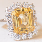 Anello a margherita vintage in oro bianco 18K con quarzo citrino (9.50ct ca.) e diamanti di taglio brillante (1.60ctw ca.), anni ‘60