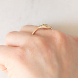 Anello contrarier antico a doppio serpente in oro giallo 14K con smeraldi, rubini e diamanti di taglio vecchio (0.16ctw ca.), anni ‘20