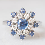 Anello a fiocco di neve vintage in oro bianco 14K con zaffiri (1.10ctw ca.) e diamanti di taglio brillante (0.48ctw ca.), anni ‘70/‘80