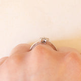 Anello vintage a forma di fiore in oro bianco 9K con diamanti (0.02ctw ca.), anni ‘90