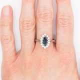 Anello a margherita navette vintage in oro bianco 14K con zaffiro (0.60ct ca.) e diamanti (0.42ctw ca.), anni ‘70