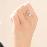 Anello a fiore vintage in oro giallo e bianco 14K con diamanti di taglio brillante (0.93ctw ca.), anni ‘60/‘70