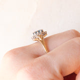 Anello a margherita vintage in oro giallo e bianco 9K con spinello sintetico azzurro (1ct ca.) e diamanti (0.05ctw ca.), anni ‘90