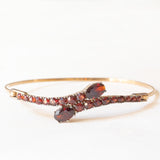 Braccialetto vintage con serpenti stilizzati in oro giallo 8K con granati (4ctw ca.), anni ‘60