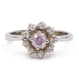 Anello moderno in oro bianco 18k con diamante centrale fancy rosa (0.32ct) e contorno di diamanti (0.18ctw)
