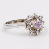 Anello moderno in oro bianco 18k con diamante centrale fancy rosa (0.32ct) e contorno di diamanti (0.18ctw)