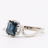 Anello vintage in oro bianco 14K con zaffiro (1ct ca.) e diamanti (0.06ctw ca.), anni '80