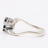 Anello vintage in oro bianco 14K con zaffiro (1ct ca.) e diamanti (0.06ctw ca.), anni '80