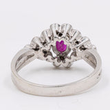 Anello vintage in oro bianco 18K con rubino (0.70ct ca.) e diamanti di taglio brillante (0.32ctw ca.), anni '60