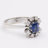 Anello vintage in oro bianco 14K con zaffiro(0.80ct ca.) e diamanti (0.48ctw ca.), anni '60