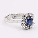 Anello vintage in oro bianco 14K con zaffiro(0.80ct ca.) e diamanti (0.48ctw ca.), anni '60