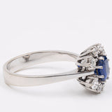 Anello vintage in oro bianco 14K con zaffiro(0.80ct ca.) e diamanti (0.48ctw ca.), anni '60