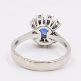 Anello vintage in oro bianco 14K con zaffiro(0.80ct ca.) e diamanti (0.48ctw ca.), anni '60
