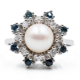 Anello vintage a fiore in oro bianco 14k con perla, diamanti (0,24ct) e zaffiri, anni '60