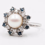 Anello vintage a fiore in oro bianco 14k con perla, diamanti (0,24ct) e zaffiri, anni '60