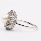 Anello vintage a fiore in oro bianco 14k con perla, diamanti (0,24ct) e zaffiri, anni '60