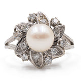 Anello vintage a fiore in oro bianco 18k con perla e diamanti (0.27ctw), anni '60