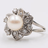 Anello vintage a fiore in oro bianco 18k con perla e diamanti (0.27ctw), anni '60