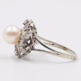 Anello vintage a fiore in oro bianco 18k con perla e diamanti (0.27ctw), anni '60