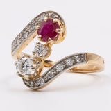 ANELLO ART NOUVEAU IN ORO GIALLO E BIANCO 18K CON RUBINO (0.55CT CA.) E DIAMANTI (0.70CTW CA.), FINE ANNI ‘20