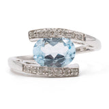 Anello vintage "bypass" in oto bianco 9k con topazio azzurro e diamanti