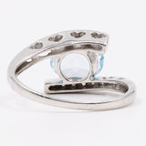 Anello vintage "bypass" in oto bianco 9k con topazio azzurro e diamanti