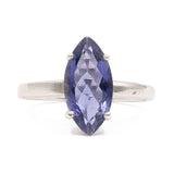 Anello vintage in oro bianco 9K con iolite di taglio marquise (1.10ct ca.), anni ‘80 ca.