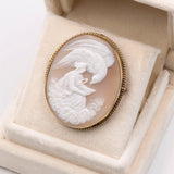 Spilla con cammeo su conchiglia raffigurante "Leda e il cigno" montata in oro 9k, primi del '900
