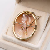 Spilla con cammeo su conchiglia raffigurante "Leda e il cigno" montata in oro 9k, primi del '900