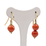 Orecchini asimetrici vintage in oro giallo 18k con sfere di corallo