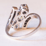 Anello antico in oro bianco 18K con diamanti (centrali di taglio vecchia miniera e per un totale di 2ct ca.), anni ‘40
