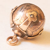 Ciondolo massonico vintage con lamina in oro giallo 9K su argento a forma di sfera e apribile con sei piramidi e disegni incisi