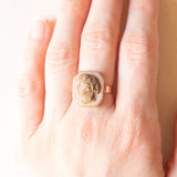 Anello vintage in oro giallo 9K con cammeo su lava, anni ‘40/‘50