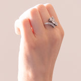 Anello antico in oro bianco 18K con diamanti (centrali di taglio vecchia miniera e per un totale di 2ct ca.), anni ‘40