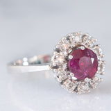 Anello a margherita vintage in oro bianco 14K con rubino (1.15ct ca.) e diamanti (0.15ctw ca.), anni ‘70