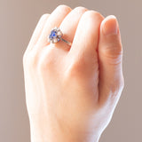 Anello vintage in oro bianco 14K con zaffiro(0.80ct ca.) e diamanti (0.48ctw ca.), anni '60