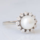 Anello a margherita vintage in oro bianco 18K con perla bianca e diamanti di taglio brillante (0.48ctw ca), anni ‘60