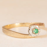 Anello a fiore vintage in oro giallo e bianco 9K con smeraldo (0.08ct ca.) e diamanti (0.06ctw ca.), anni ‘70