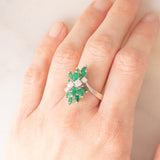 Anello vintage in oro bianco 18K con smeraldi (1ctw ca.) e diamanti (0.45ctw ca.), anni ‘70