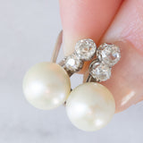 Orecchini vintage in oro bianco 18K con perle bianche e diamanti di taglio vecchia miniera (0.70ctw ca.), anni ‘40/‘50