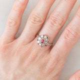 Anello a fiore antico in oro giallo 14K e argento con rubini (0.40ctw ca.) e diamanti di taglio vecchia miniera (0.65ctw ca.), primi del ‘900