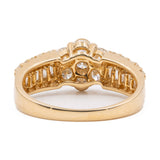 ANELLO A FASCIA IN ORO 18K CON MARGHERITA DI DIAMANTI (1CTW)