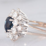 Anello a margherita vintage in oro bianco 18K con zaffiro (1.30ct ca.) e diamanti di taglio brillante (1.30ctw ca.), anni ‘70
