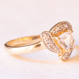 Anello in oro giallo e bianco 9K con zaffiro rosa chiaro sintetico di taglio trillion (0.65ct ca.) e zaffiri bianchi, anni ‘80