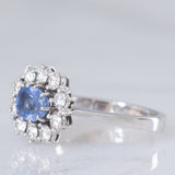 Anello a margherita in oro bianco 18K con zaffiro azzurro (0.80ct ca.) e diamanti di taglio brillante (0.70ctw ca.), anni ‘70/‘80