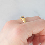 Trilogy gypsy vintage in oro giallo 18K con diamante (0.35ct ca.) e zaffiri (0.36ctw ca.), anni ‘50/‘60