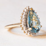 Anello a margherita moderno in oro giallo e bianco 9K con topazio azzurro (5.50ct ca.) e diamanti (0.12ctw ca.)